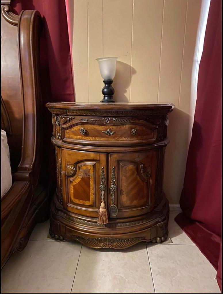 Thumbnail: Michael Amini Queen Size "Cortina" Bedroom Set