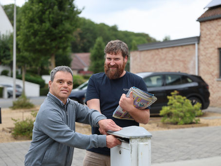 Aäron ondersteunt de bewoner tijdens de postronde
