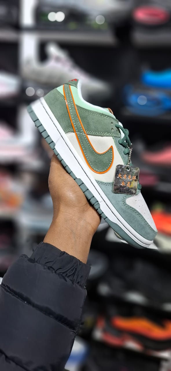 NIKE DUNK LOW