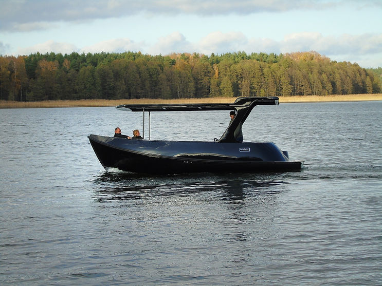 SilentYachting.com SR700 electric day boat