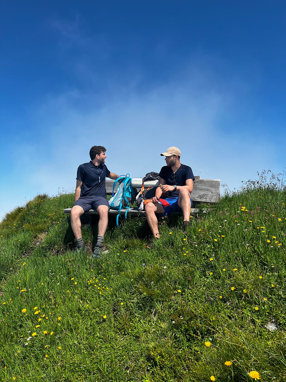 Seminaristen auf einer Bank in den Bergen