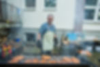 ehrenamtlicher Helfer beim Grillen im Seminar