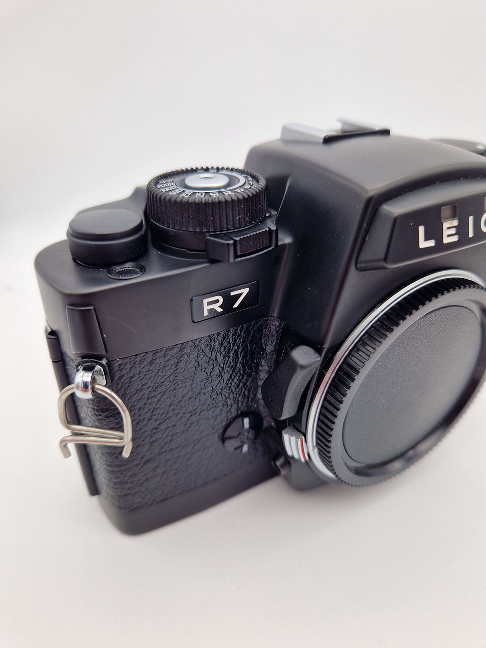 Thumbnail: Leica R7 35mm film camera.