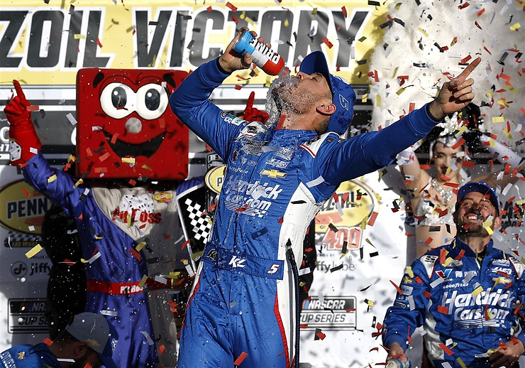 LARSON DOMINATES AT VEGAS