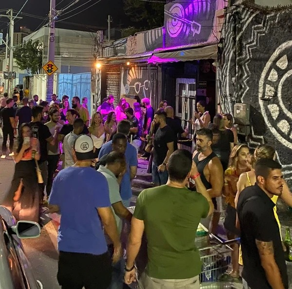 Cliente da borracharia é presa em flagrante após chamar segurança da casa noturna de macaco.