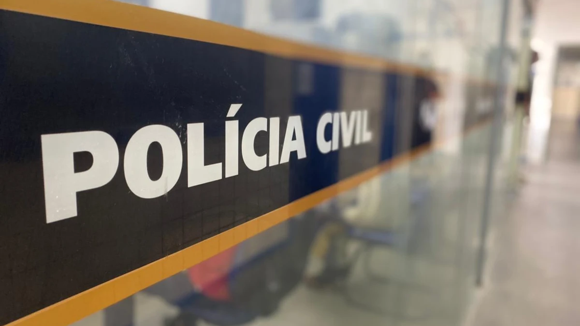 Homem é preso por perseguir e ameaçar mulher após rejeição amorosa.