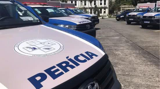 Corpo de mulher é encontrado em estado de decomposição embaixo de guarda-roupa.