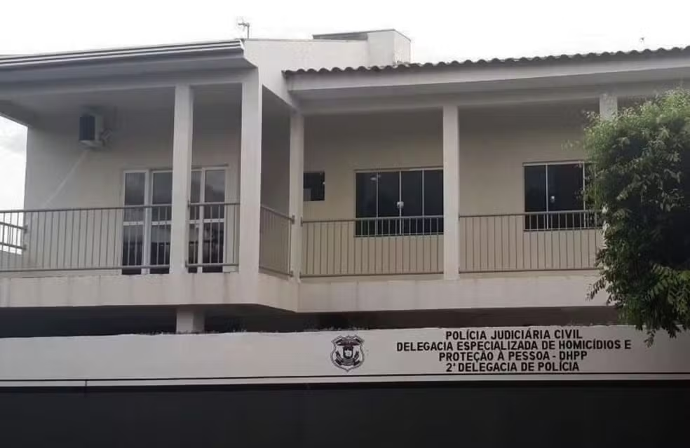 Adolescente é apreendido após tentar matar a mãe a facadas e ferir outra pessoa em festa de aniversário do padrasto.