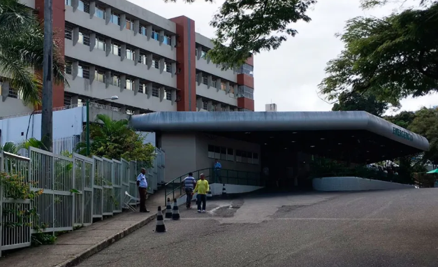 Jovem de 17 anos foi baleada no rosto em Salvador; o principal suspeito é um amigo da vítima.