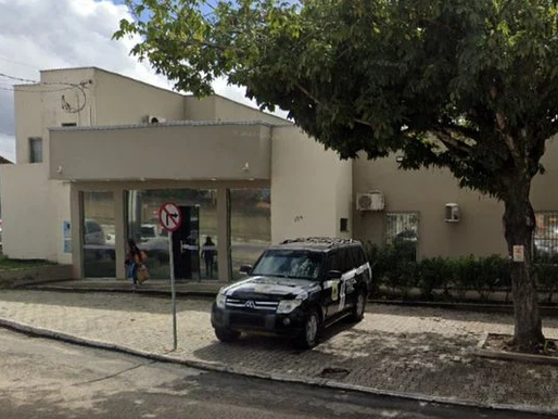 Dupla é presa após invadir casa, dar tapa no rosto de idosa e roubar celular na Bahia.