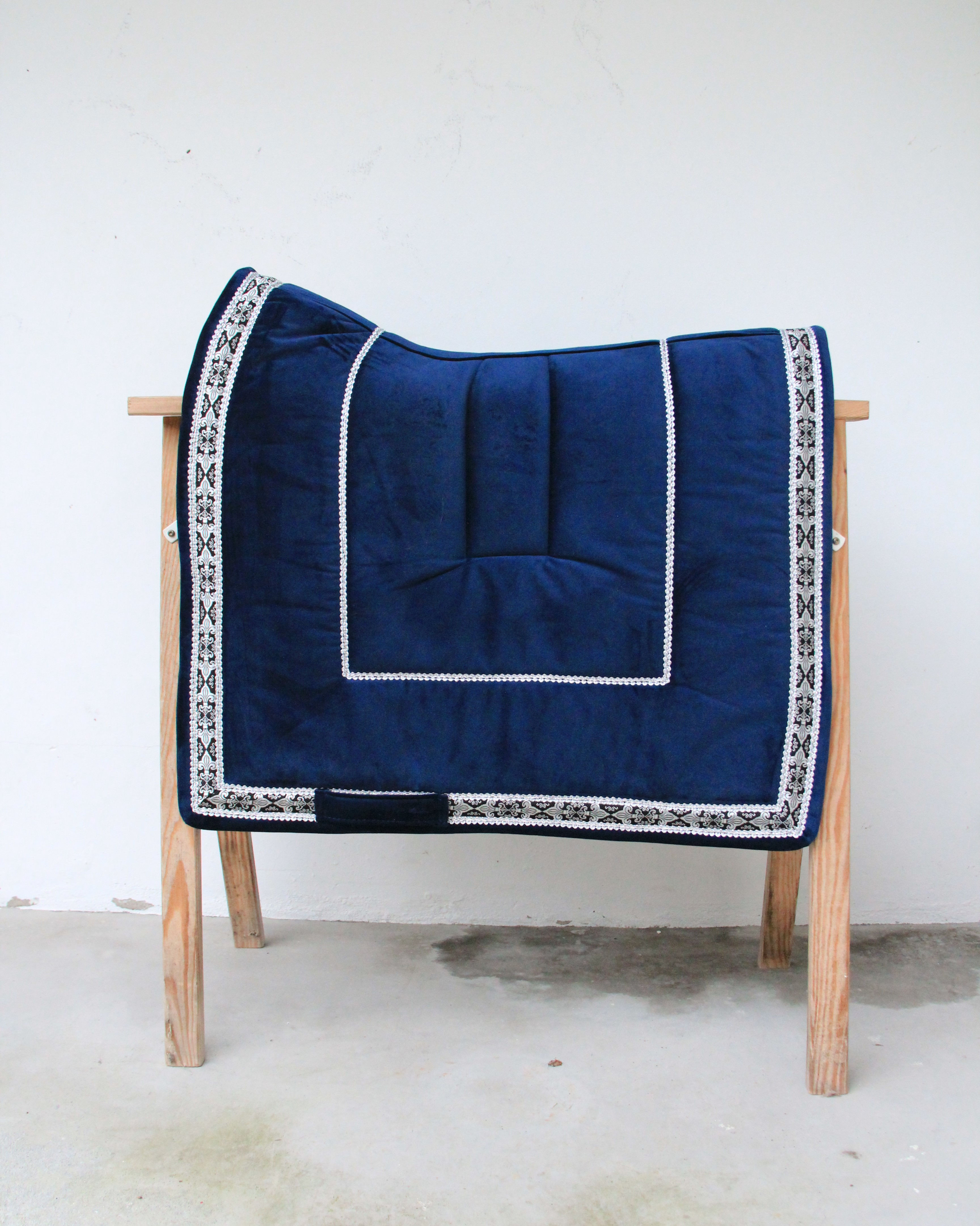 Tapis de selle - Empire Fleur de lys - Velours Bleu Marine et galon Noir/Argent