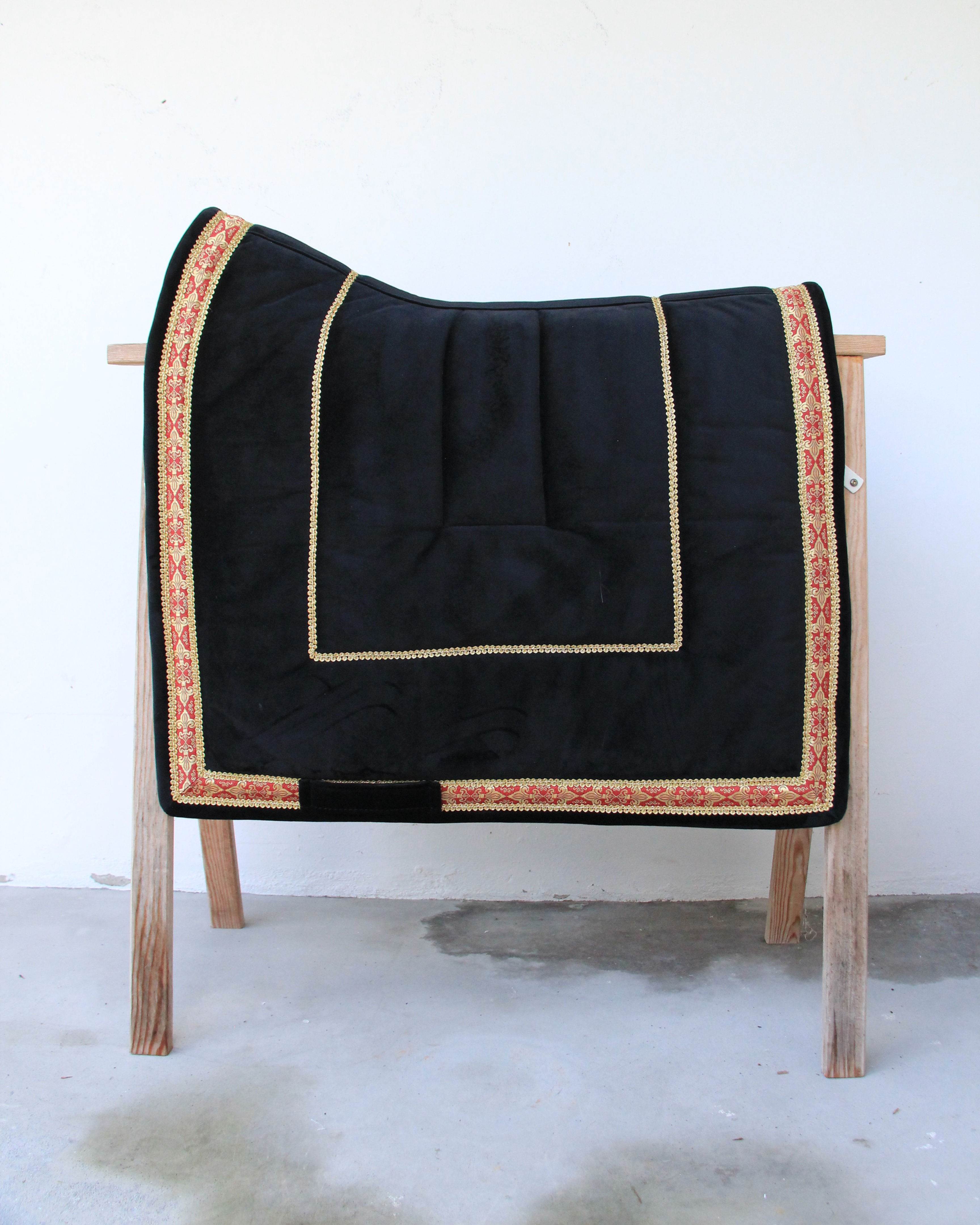 Tapis de selle - Empire Fleur de lys - Velours Noir et galon rouge/or