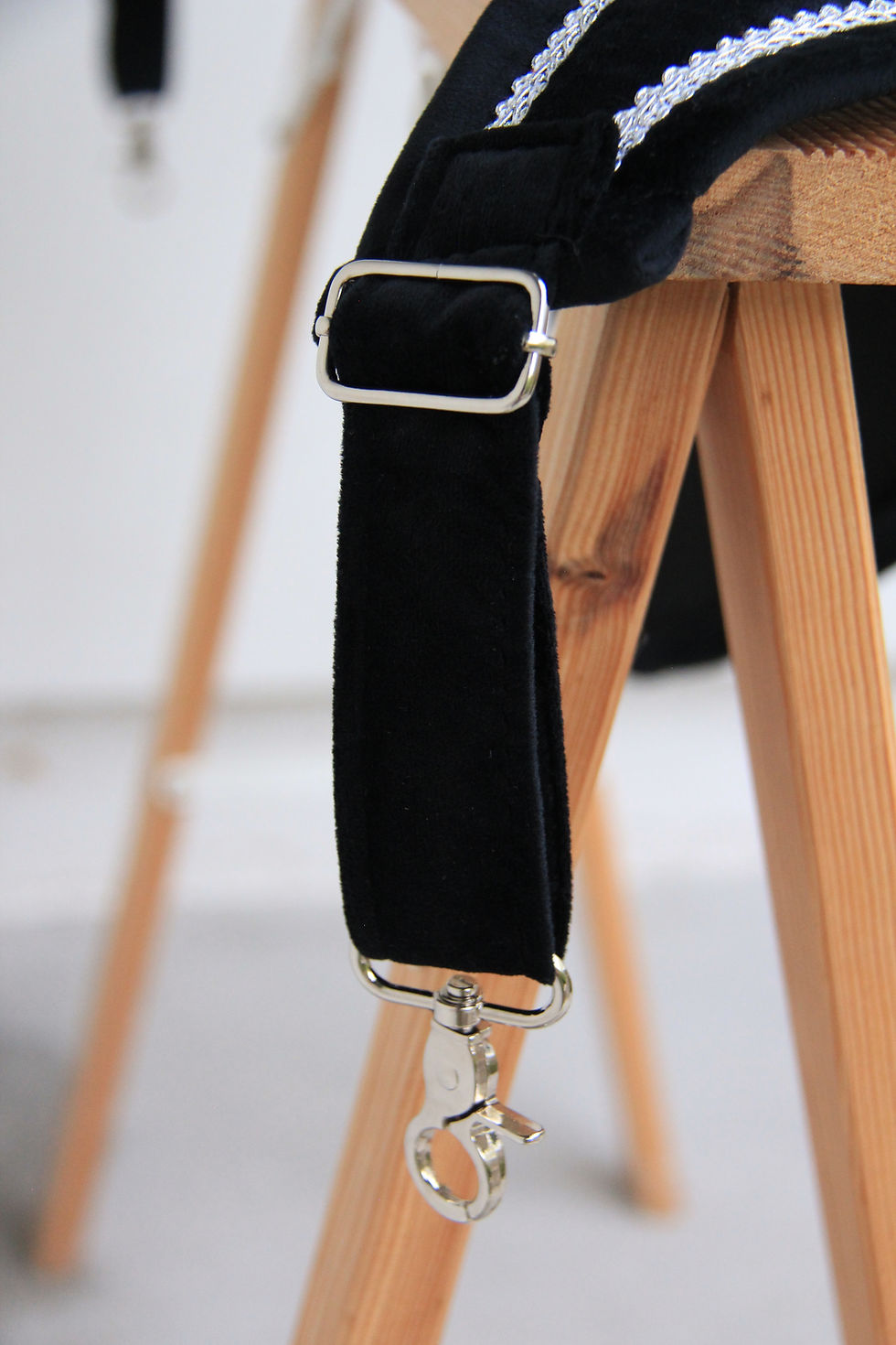 Miniatura: Collar con cuello en V - Pedrería plateada - Terciopelo negro