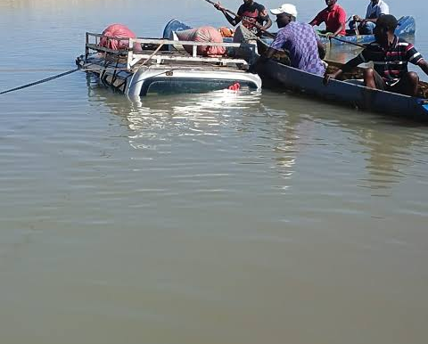Nissan Caravan recovery operation at Ruti Dam.