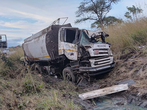 Overturned fuel tanker on Mazowe-Mvurwi Highway