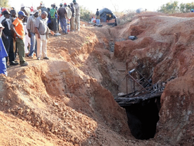 Community members at mining accident scene in Mazvihwa