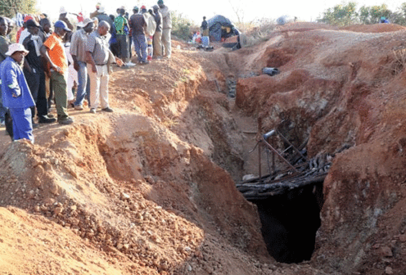 Community members at mining accident scene in Mazvihwa