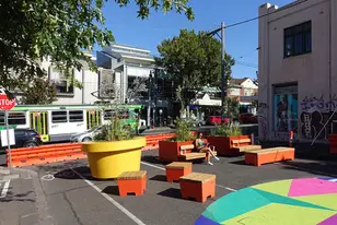 Şehir mobilyası kompozit oturma elemanı – belediye projeleri için dayanıklı dış mekân oturma grubu