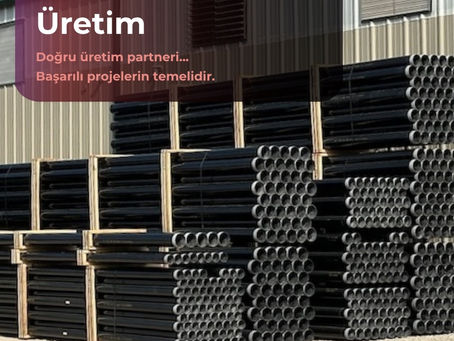Depo önünde üst üste dizilmiş fason üretilmiş siyah kompozit frp borular.