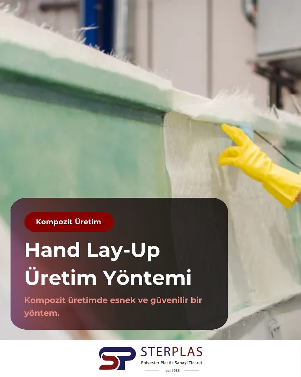Kompozit parçaların açık kalıpta el yatırması yöntemiyle üretim sürecini gösteren endüstriyel görsel.