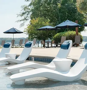 Havuz kenarında konumlandırılmış UV dayanımlı fiber şezlong