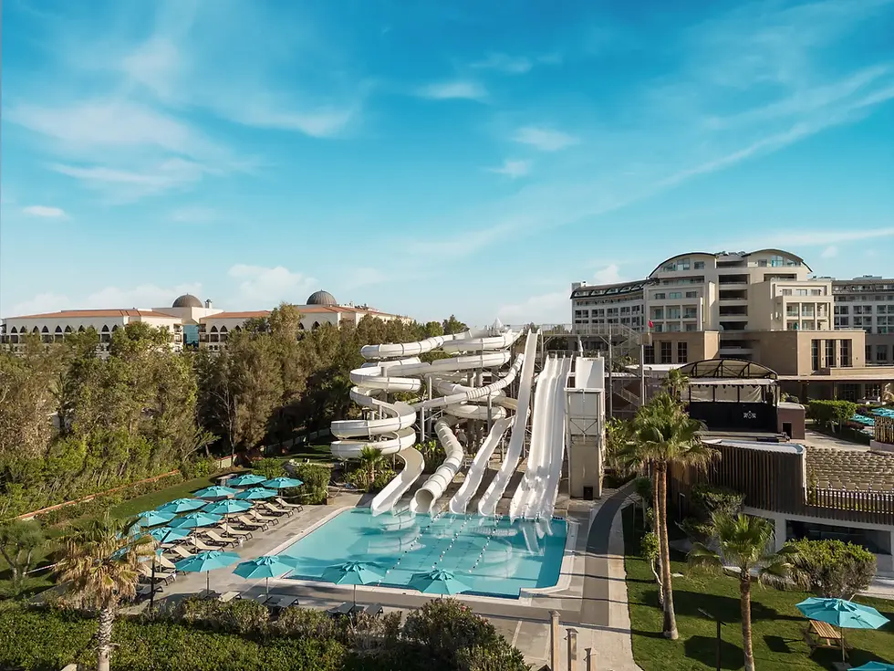 Aquapark projesinde fiberglass su kaydırağı ve altyapı sistemi