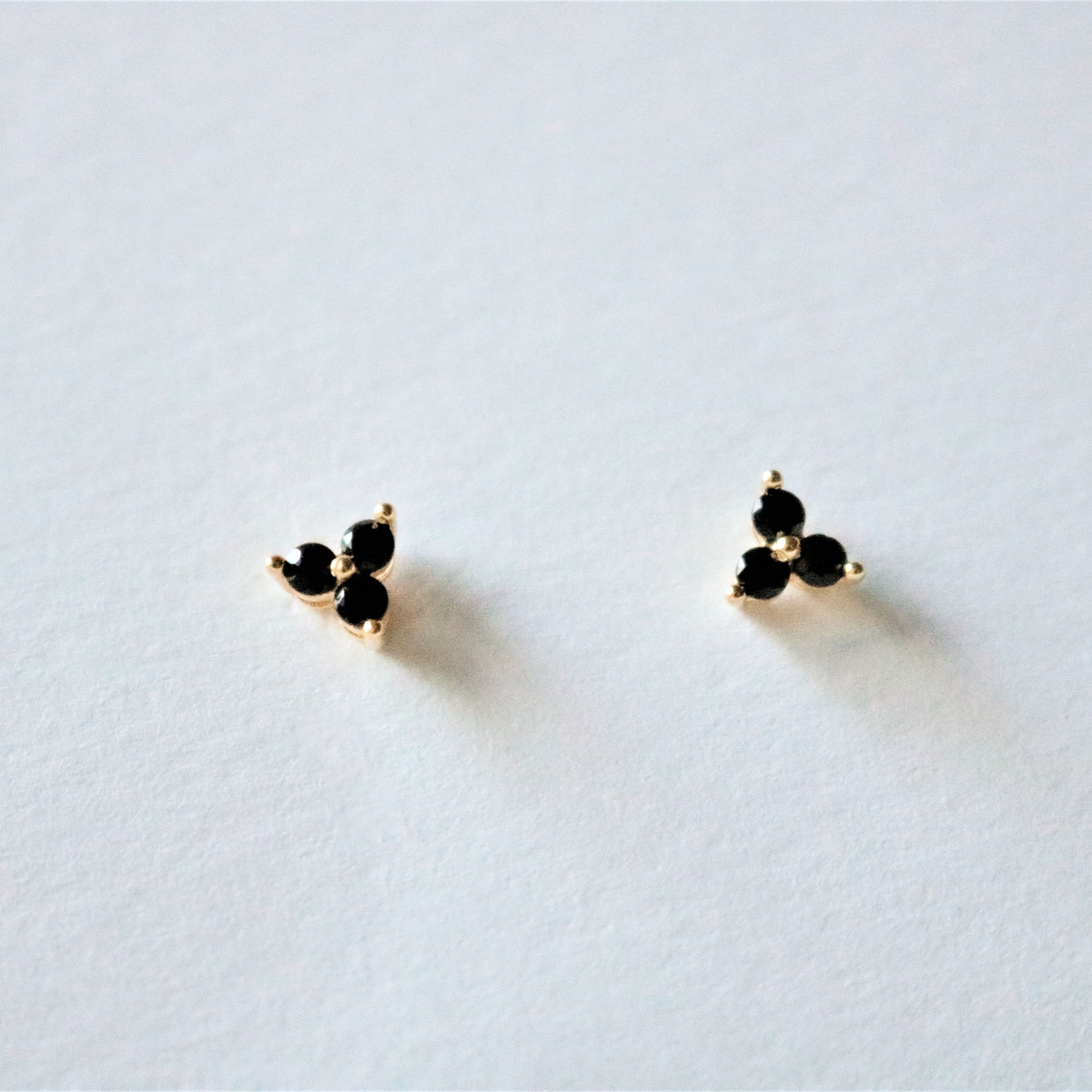 Pendiente mini flor negra