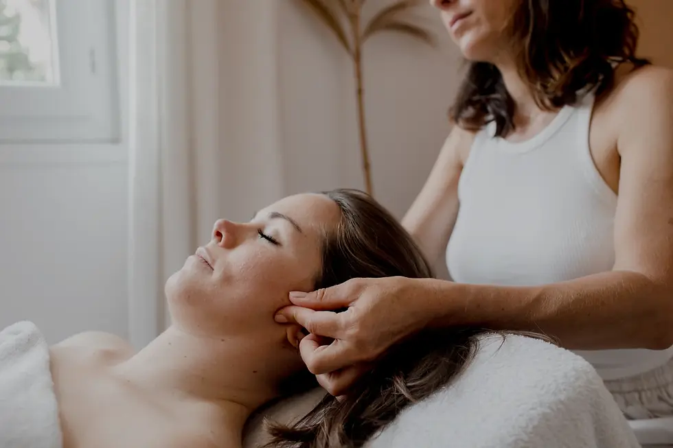 Massage du ventre et douleurs de règles : adapter la séance au cycle menstruel