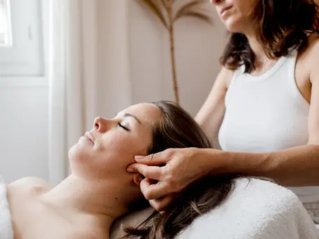 Massage post-partum : comment se déroule une première séance après bébé ?