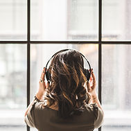 Mujer con audifonos