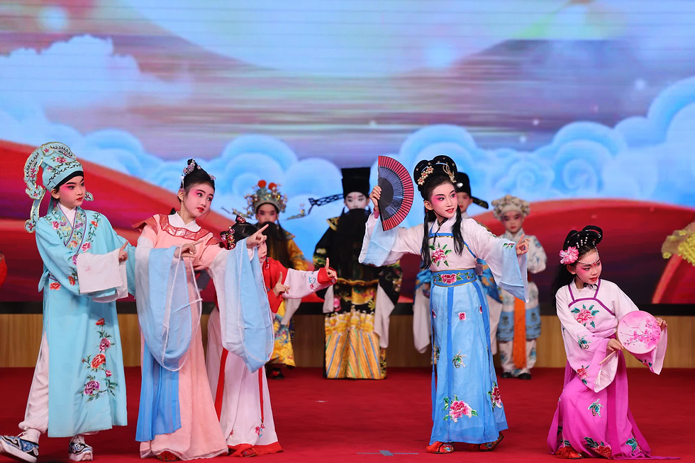 來自廣州、佛山兩地的大學、小學的粵劇文化傳承者演繹經典粵劇。(受訪者供圖)