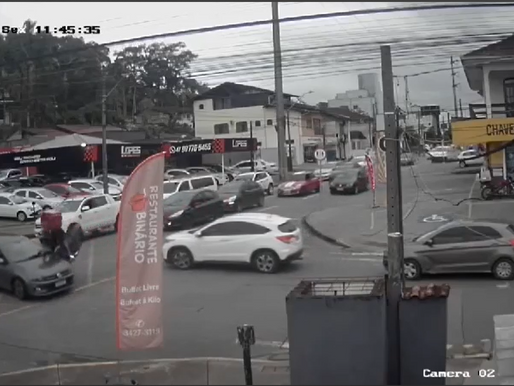 Câmera registra momento da colisão entre carro x moto na Av. Pref. Wittich Freitag