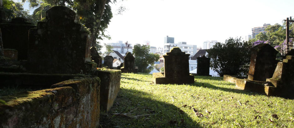 Cemitério do Imigrante recebe nova edição do tour “Nas Sombras da Memória”