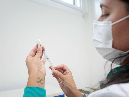 Pré-adolescentes de 10 e 11 anos recebem vacina contra a dengue nas UBSFs de Joinville