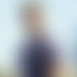 Reacher | Clipe mostra como Alan Ritchson executou a cena da luta do banheiro sozinho