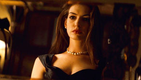 Verity | Anne Hathaway atrai Dakota Johnson para a "escuridão" em trailer do thriller de Colleen Hoover