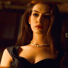 Verity | Anne Hathaway atrai Dakota Johnson para a "escuridão" em trailer do thriller de Colleen Hoover