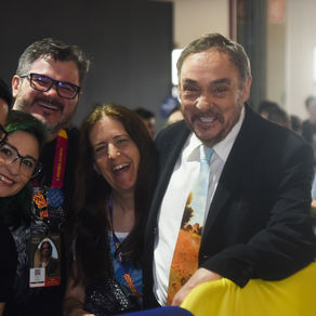 CCXP22 | Ator de “O Senhor dos Anéis” aparece surpreende a todos na fila tirando fotos