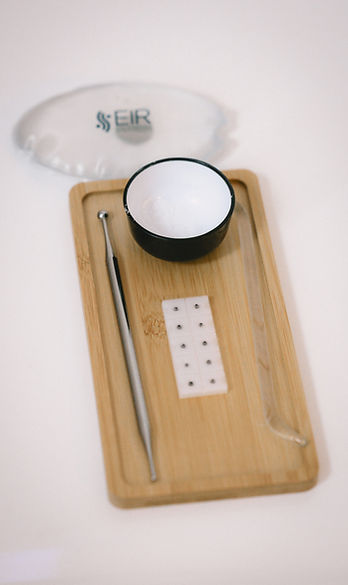 Instruments de réflexologie : bâton de verre, détecteur manuel, graines de vaccaria, et chaufferette