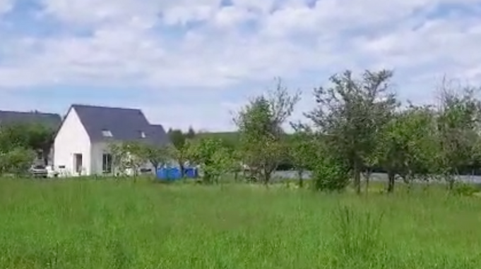 Vue lointaine de la maison