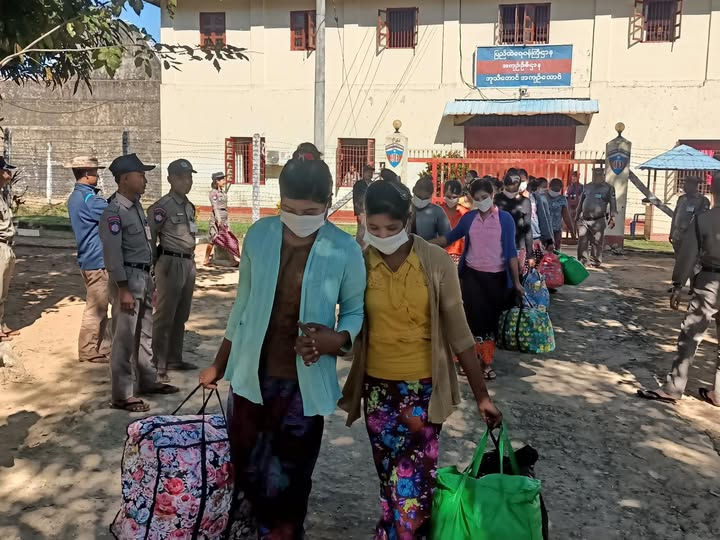 ရခိုင်ပြည်နယ်၊ ဘူးသီးတောင်ရှိအကျဉ်းသား/သူတွေကို ၂၀၂၄၊ဇန်နဝါရီလ(၄)ရက်ကလွတ်ငြိမ်းပေးခဲ့ကြောင်း စစ်အုပ်စုဖော်ပြထားပုံ။(ဓါတ်ပုံ-MOI)