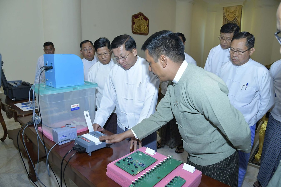 ၂၀၂၅နှစ်ကုန်မှာ ကျင်းပဖို့ပြင်နေတဲ့ရွေးကောက်ပွဲအတွင်း အသုံးပြုမယ့်အီလွန်ထရွန်းနစ်မဲပေးစက်တွေကို စစ်ခေါင်းဆောင်နဲ့အဖွဲ့ ကြည့်နေပုံ(ဓါတ်ပုံ-CINCDS)