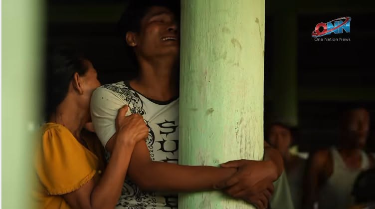 ကျောက်တော်လေကြောင်းဗုံးကြဲခံရမှုအတွင်းသေဆုံးသွားတဲ့ မခင်မာနွယ်အလောင်းကိုကြည့်ပြီး ငိုကြွေးနေတဲ့အမျိုးသားဖြစ်သူ။
