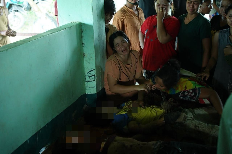 ကျောက်တော်လေကြောင်းဗုံးကြဲခံရမှုအတွင်း သေဆုံးသွားသူမိသားစုဝင်အလောင်းကိုကြည့်ပြီး ဝမ်းနည်းငိုကြွေးနေသူများ။