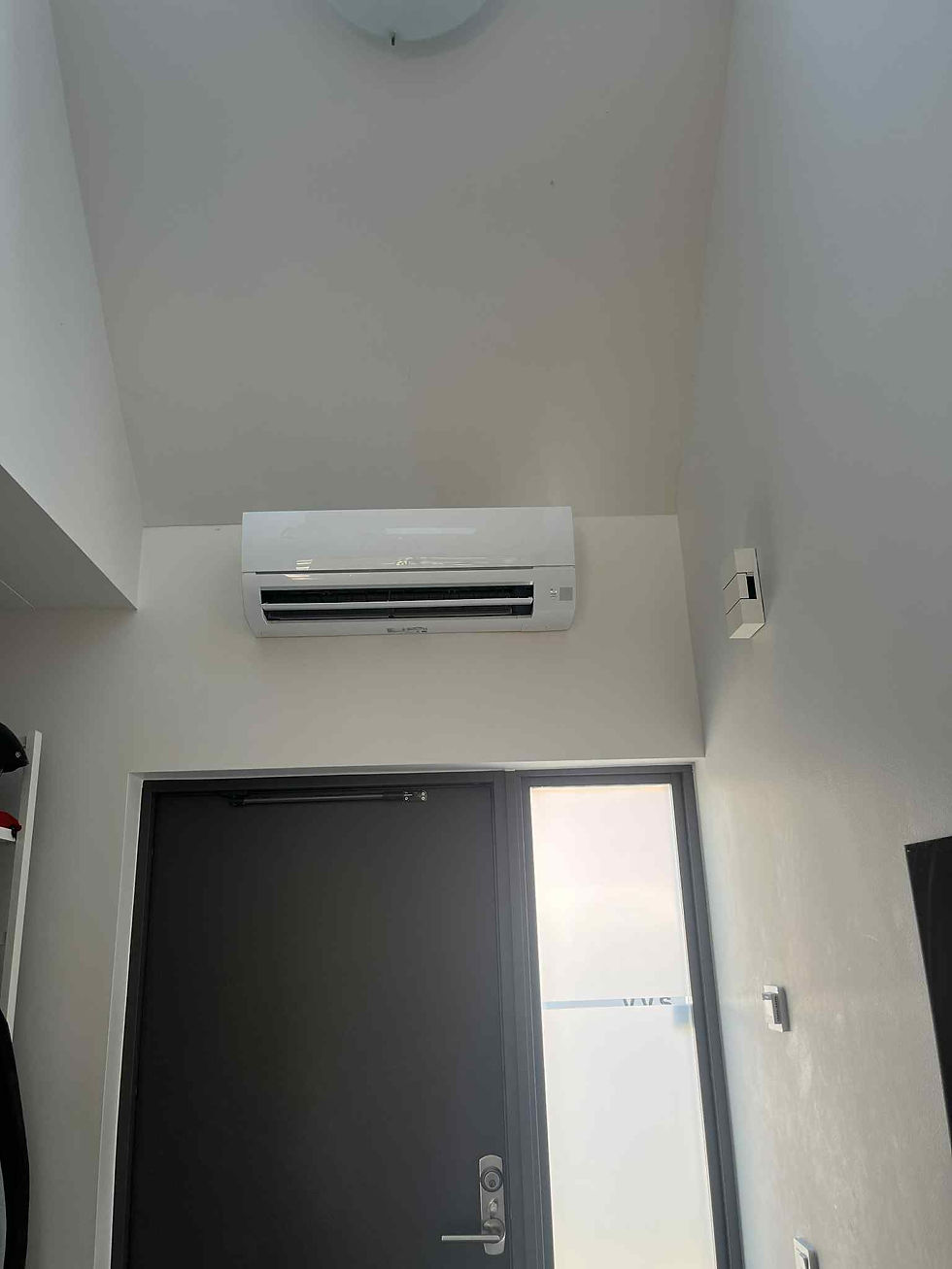 Installation värmepump inomhus – innedel monterad i hall i bostad i Skåne.