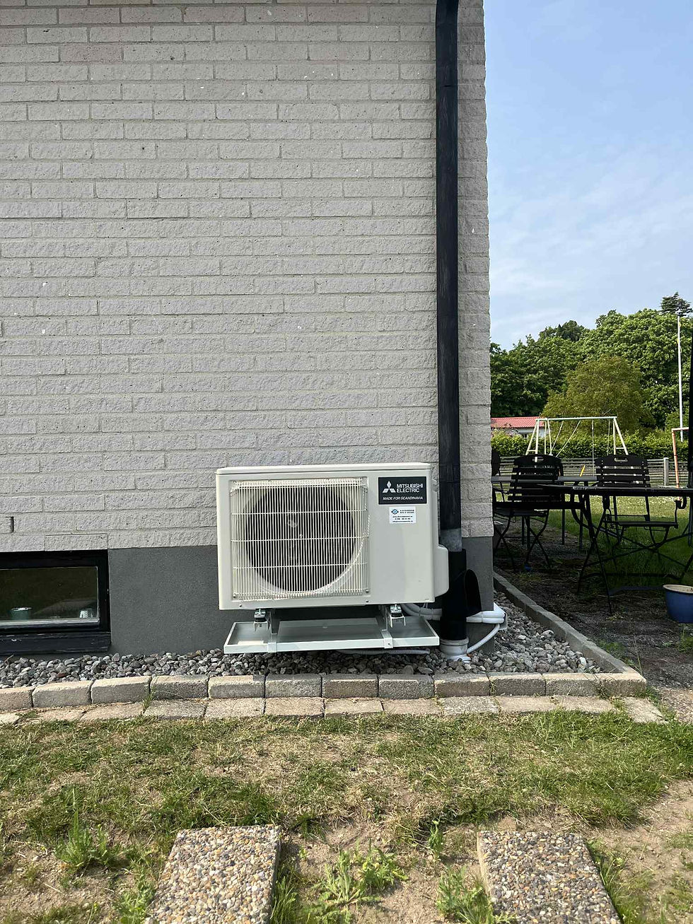 Spara el med värmepump i Skåne – Mitsubishi värmepump installerad vid villa för lägre uppvärmningskostnader.