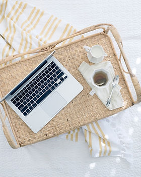 Laptop auf dem Tablett