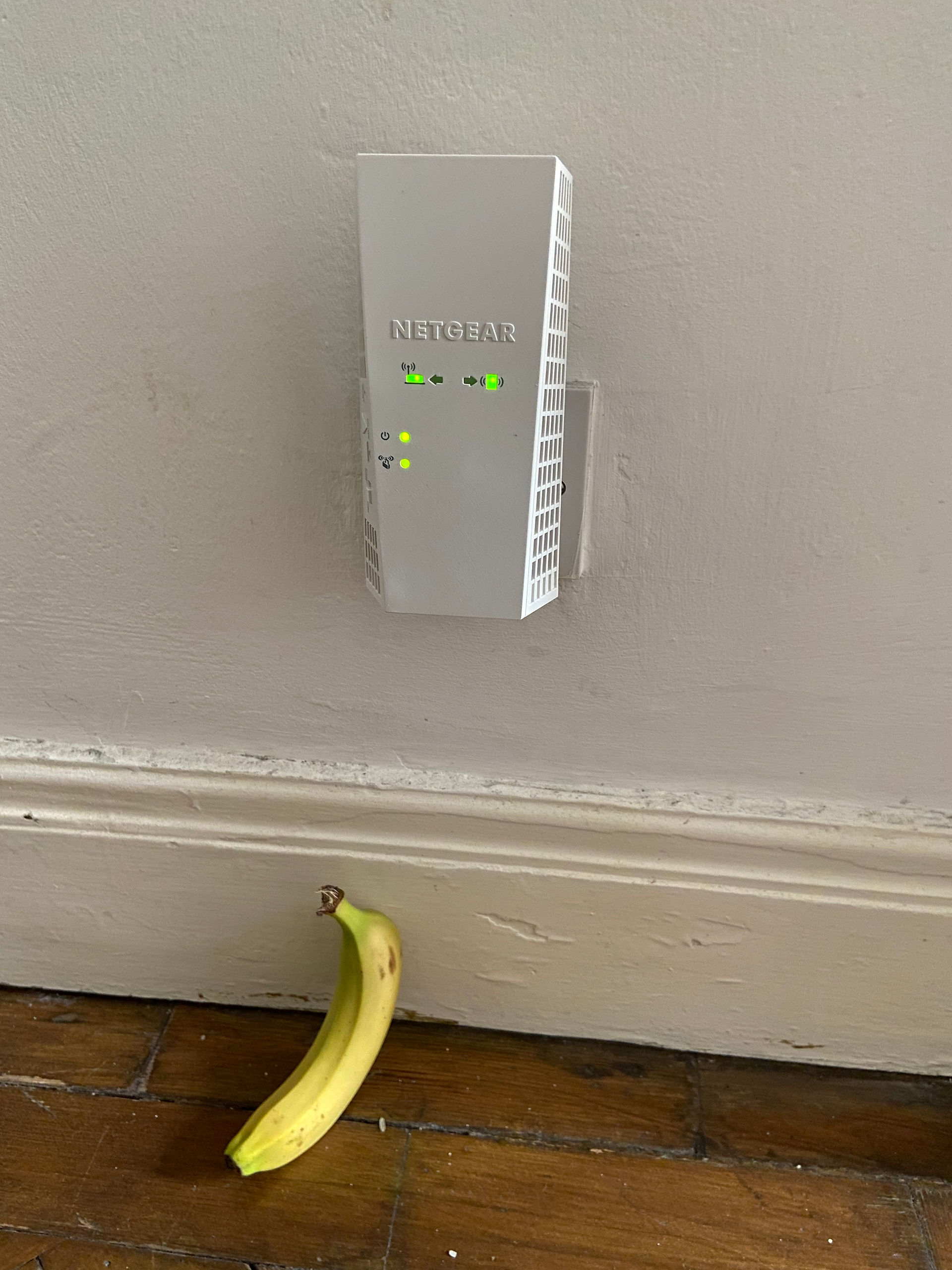 Netgear EX6250 size
