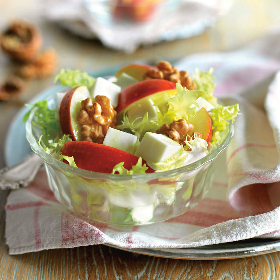 Ensalada de escarola, manzana, queso y nueces.