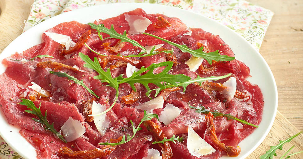 Carpaccio de ternera con rúcula y tomates secos.